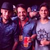 Neymar Jr. e Gabriel Medina curtem uma festinha e posam com um fã