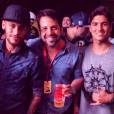  Neymar Jr. e Gabriel Medina curtem uma festinha e posam com um f&atilde; 