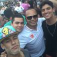  Neymar Jr. e Gabriel Medina badalam com os amigos. Que barba &eacute; essa, Neymar?! 