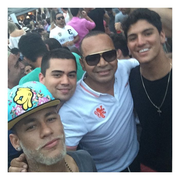  Neymar Jr. e Gabriel Medina badalam com os amigos. Que barba &amp;eacute; essa, Neymar?! 