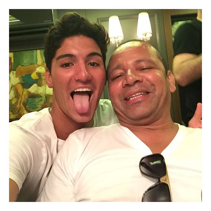  No Instagram de Gabriel Medina tem at&amp;eacute; uma selfie com o pai de Neymar Jr. 