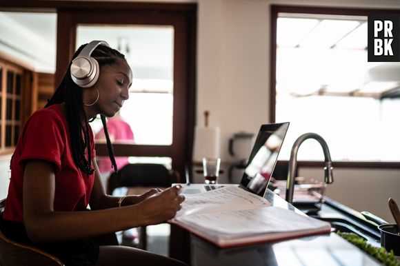 Escutar música enquanto estuda pode ajudar a fazer o tempo passar mais rápido