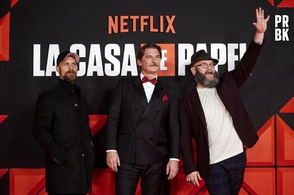 Elenco de "La Casa de Papel" cumprimenta os fãs em evento da última terça-feira (30)