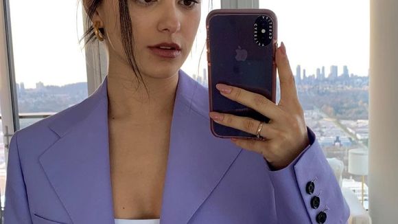 Tom de violeta é cor do ano da Pantone 2022: 20 makes e looks de famosas para se inspirar