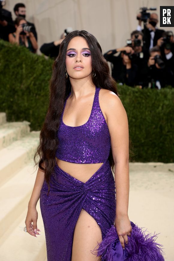 Camila Cabello já sabia, desde o Met Gala 2021, que o roxo estaria em alta