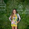 Anitta usa conjunto de camisa de sarja de seda e minissaia com estapa de fundo do mar da marca Versace