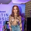 Anitta combinou produção jeans com body de tule com estampa de cauda de sereia por Burberry