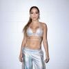 Anitta de Look customizado de malha prata com embelezamento de cristal Swarovski por Usama Ishtay