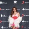 Anitta usa vestido curto de chiffon multicolorido com drapeado por Dolce & Gabbana, casaco de plumas por Atelier Biser e sandália de camurça vermelho por Pollice Lee