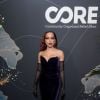 Anitta usou vestido midi de veludo na cor roxo da grife Mugler em evento beneficente nos Estados Unidos