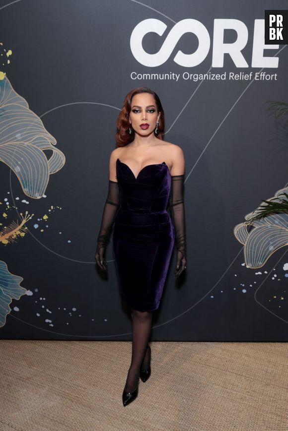 Anitta usou vestido midi de veludo na cor roxo da grife Mugler em evento beneficente nos Estados Unidos