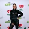 Anitta escolhe top de renda com patchwork, cincher de cetim e seda, Leggings com estribo de renda com patchwork Chantilly e Leopardo por Tom Ford