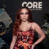 Anitta escolheu modelo longo com estampa de leopardo, nas cores preto e laranja assinado pelo estilista italiano Roberto Cavalli em evento