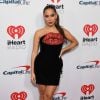 Anitta usa vestido sem alças embelezado com lábio por YSL e sapato Venus slingback em couro envernizado, de €625