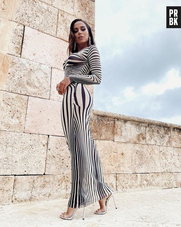 Anitta usando vestido listrado em tule elástico por Jean Paul Gaultier em viagem à República Dominicana