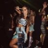 Anitta curte festa com top com estampa de zebra por Dolce & Gabbana e shorts jeans 'patchwork' por Natasha Zinko