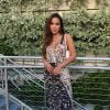 Anitta brilha com vestido de seda com estampa floral e detalhe de babados por Burberry