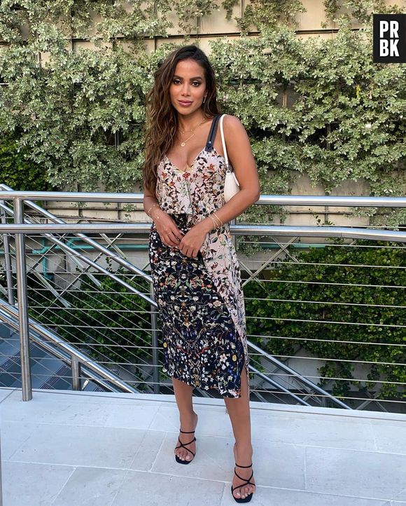 Anitta brilha com vestido de seda com estampa floral e detalhe de babados por Burberry