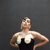 Anitta causa com bustier com seios dourados por Schiaparelli, de €4.500