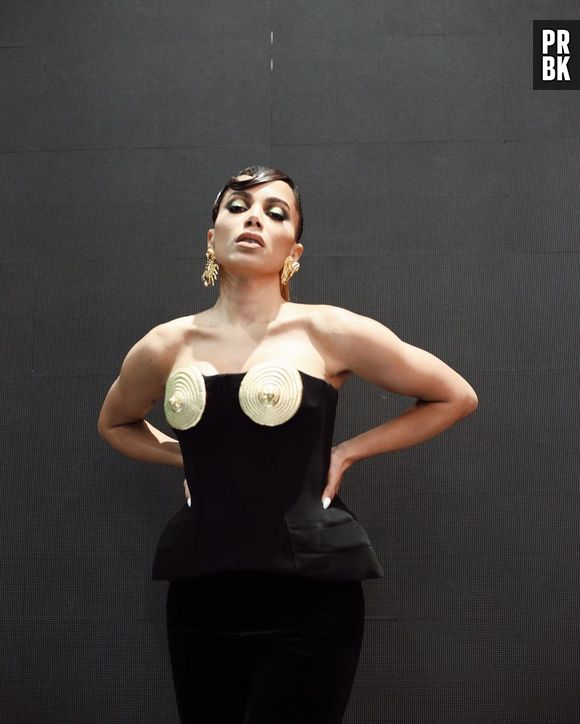 Anitta causa com bustier com seios dourados por Schiaparelli, de €4.500