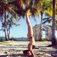  Giovanna Lancellotti publica foto fazendo yoga em uma posi&ccedil;&atilde;o bem inusitada 