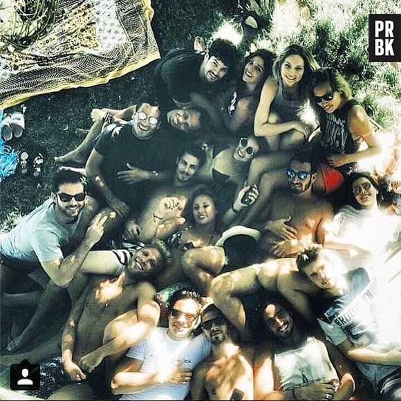 Giovanna Lancellotti publica foto com os amigos, com direito a texto de declaração e tudo!