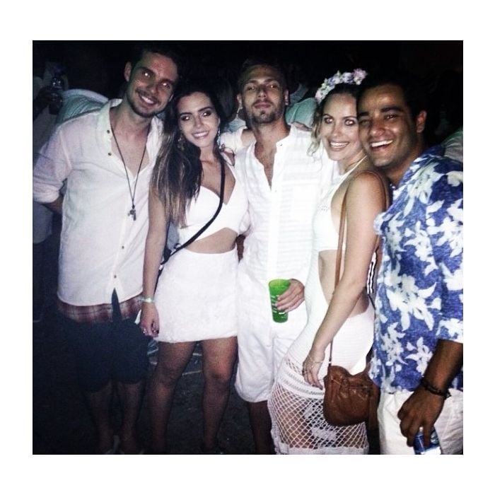  Giovanna Lancellotti publica foto com os amigos, e diz sentir saudades 