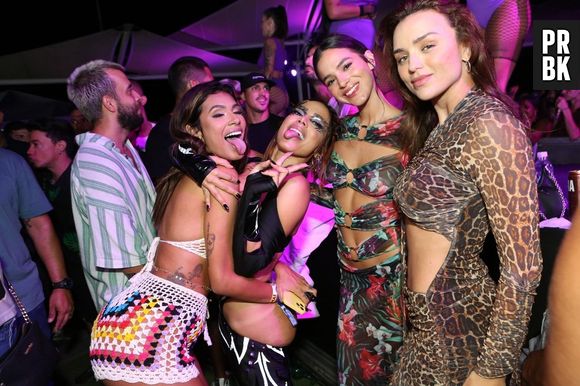 Bruna Marquezine e Anitta são vistas juntas. A dupla teria brigado por causa de Neymar há alguns anos