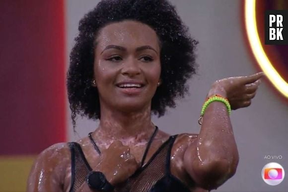 "BBB22": Natália logo alertou que o balde acertou a sua cabeça