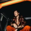 Harry Styles revelou capa do novo álbum, "Harry's Styles", na qual aparece pensativo dentro de uma casa de cabeça para baixo