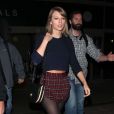 Taylor Swift também adotou a minissaia em look mais sóbrio