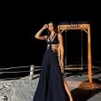 Eslovênia, do "BBB22", esbanja elegância com vestido longo de recortes preto
