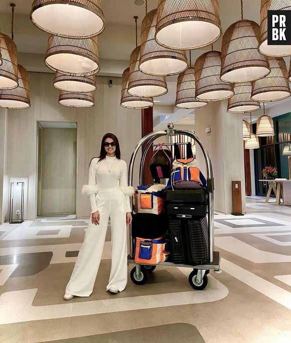 Eslovênia, do "BBB22", aposta em look all white para viajar