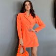 Eslovênia, do "BBB22", investe em vestido-blazer de alfaiataria em cor laranja vibrante
