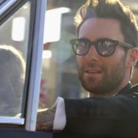 Maroon 5 invade vários casamentos em clipe da música "Sugar"!