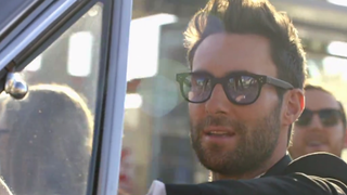 Maroon 5 invade vários casamentos em clipe da música "Sugar"!