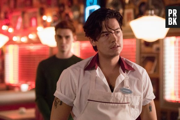 Em "Riverdale", Jughead (Cole Sprouse) consegue ouvir pensamentos e Archie (KJ Apa) se tornou invulnerável graças aos seus superpoderes