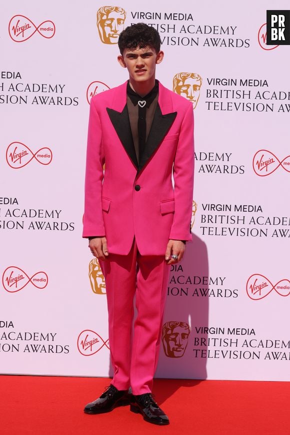 BAFTA 2022: Joe Locke, de "Heartstopper" também foi com look rosa e ousado