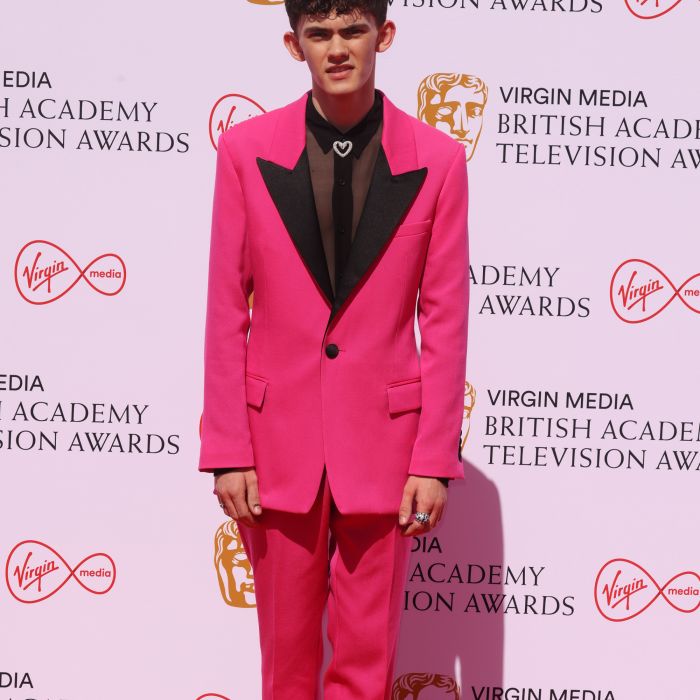 BAFTA 2022: Joe Locke, de &quot;Heartstopper&quot; também foi com look rosa e ousado
