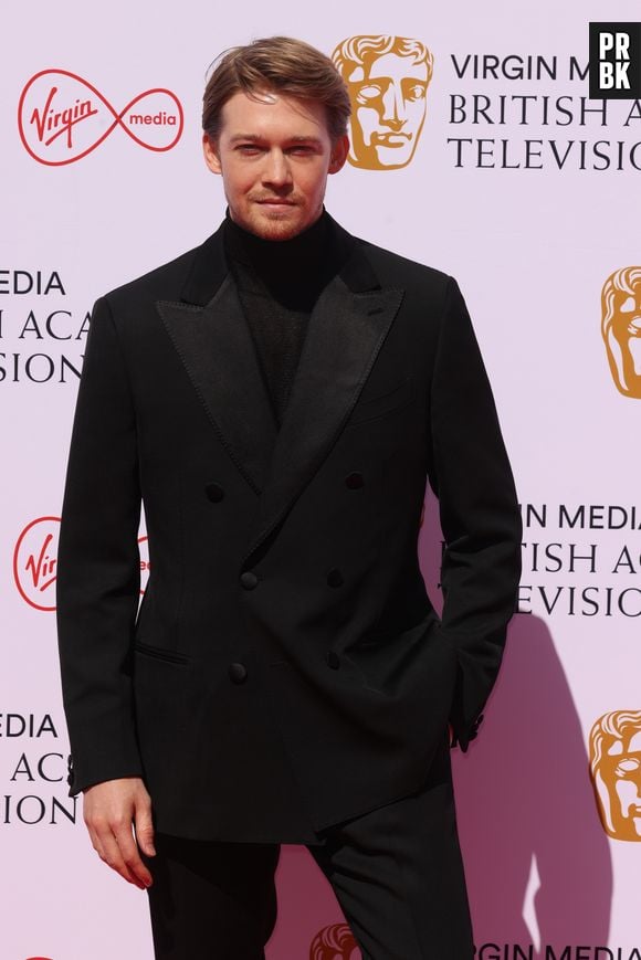 BAFTA 2022: Joe Alwyn, namorado de Taylor Swift, apostou em all black