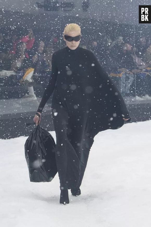 A Balenciaga lançou uma bolsa que lembrava um saco de lixo no desfilo com tema refugiados