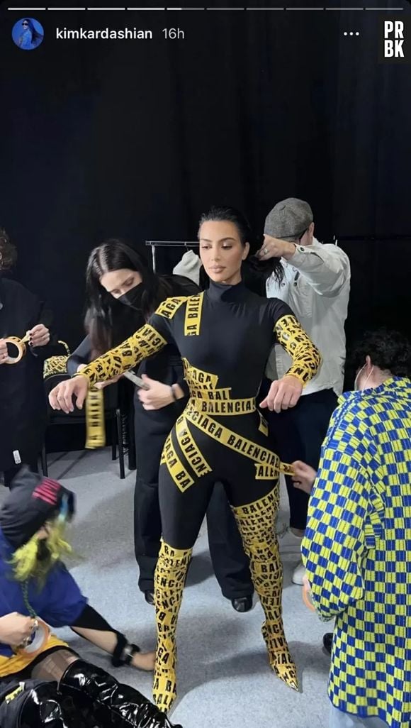 Kim Kardashian desfilou para a Balenciaga usando um vestido preto com fita de isolamento como a usada pela polícia dos Estados Unidos, só que contendo o nome da grife