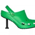 Em parceria com a Crocs, a Balenciaga emplacou um modelo de salto alto do calçado