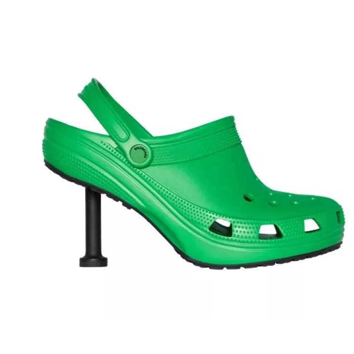 Em parceria com a Crocs, a Balenciaga emplacou um modelo de salto alto do calçado