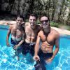 Os irmãos mais lindos da face da terra, Bruno Gissoni, Rodrigo Simas e Felipe Simas, posam com o "pau de selfie" num dia de sol