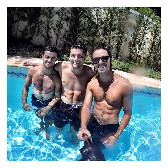  Os irm&amp;atilde;os mais lindos da face da terra, Bruno Gissoni, Rodrigo Simas e Felipe Simas, posam com o &quot;pau de selfie&quot; num dia de sol 