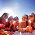  Quem disse que n&atilde;o pode usar "pau de selfie" na praia? Isabella Santoni arrasa com as amigas no solz&atilde;o 