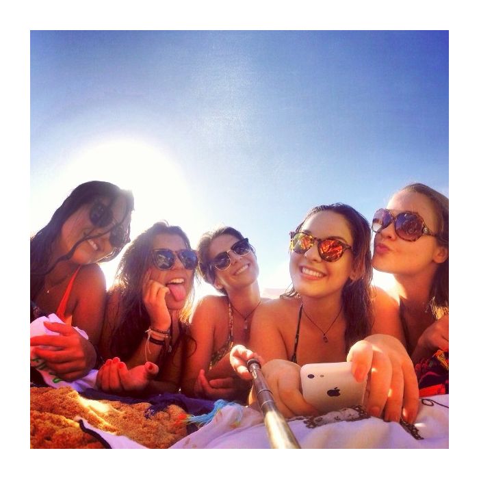  Quem disse que n&amp;atilde;o pode usar &quot;pau de selfie&quot; na praia? Isabella Santoni arrasa com as amigas no solz&amp;atilde;o 