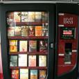 Já existe no Brasil, mas essa foto aqui é de uma máquina que vende livros para ler no avião no aeroporto de Gatwick em Londres.