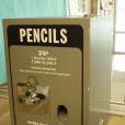 Lá nos Estados Unidos qualquer um pode comprar lápis n°2 direto da máquina.